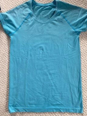 Lululemon Swiftly Short-Sleeve Athletic Tee in Light Blue, size 8